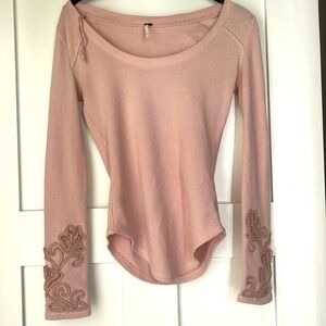Free people long sleeve with beautiful detailing in XS, pink